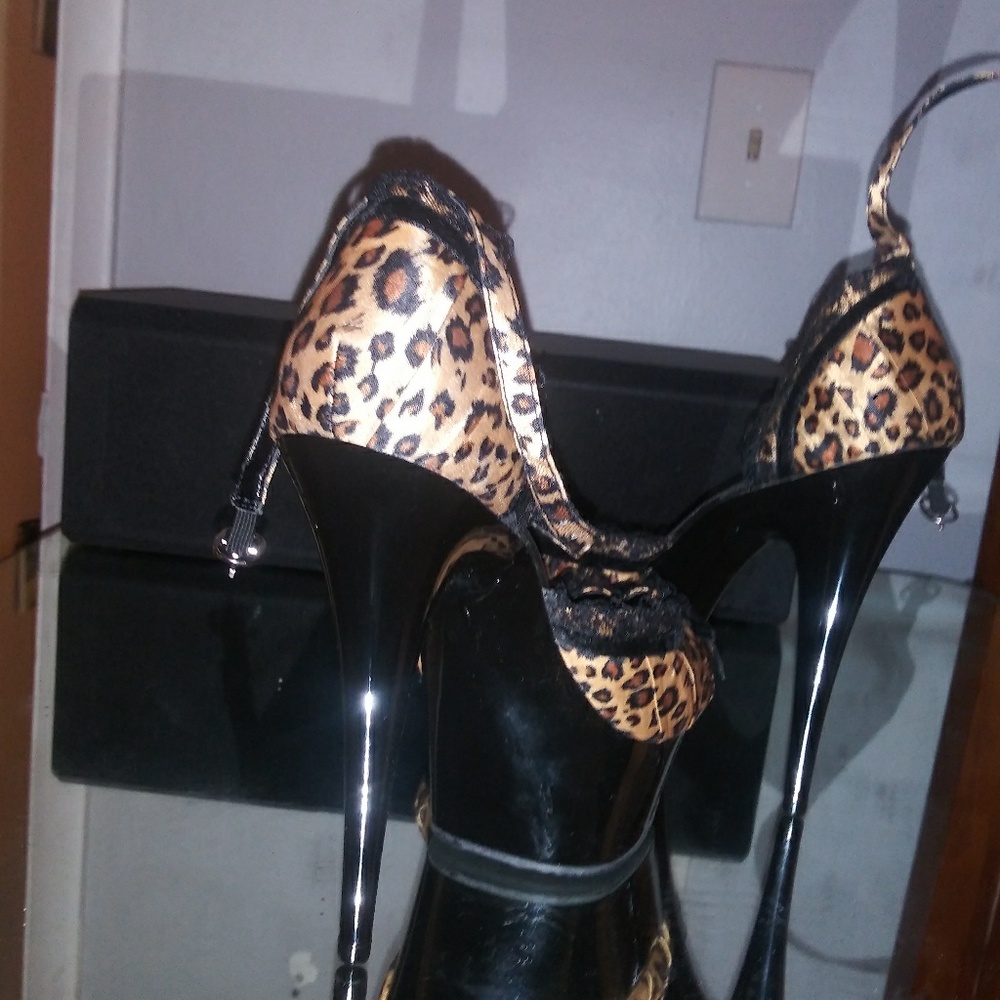 Shoes - Picture 2 of 6